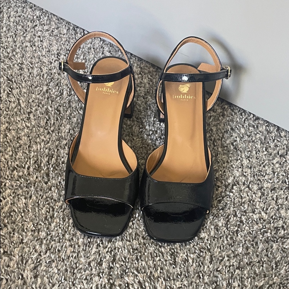 Bobbies Vahina Heeled Sandal in Vinyl Black